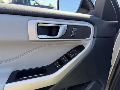 Used 2022 Ford Explorer XLT w/ Equipment Group 202A AWD/4WD image 19