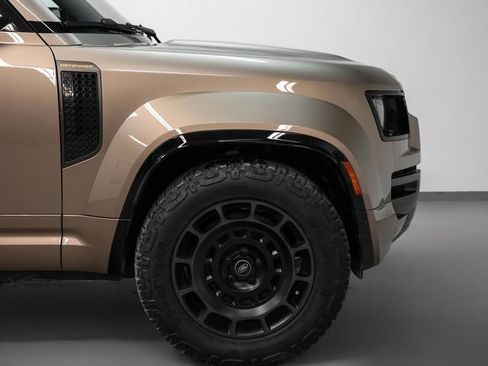 Used 2025 Land Rover Defender 110 image 13