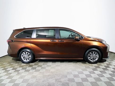 Certified 2022 Toyota Sienna XLE FWD image 9