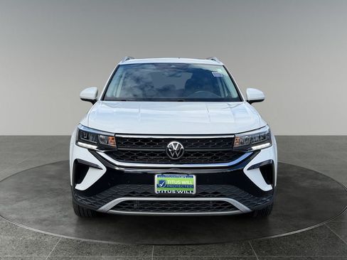 Used 2023 Volkswagen Taos SE w/ Panoramic Sunroof Package AWD/4WD image 2