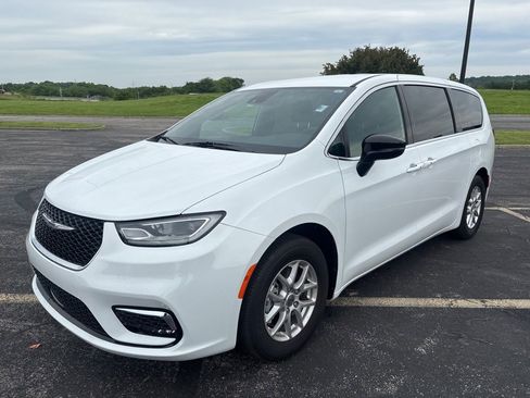 Used 2025 Chrysler Pacifica Select FWD image 1
