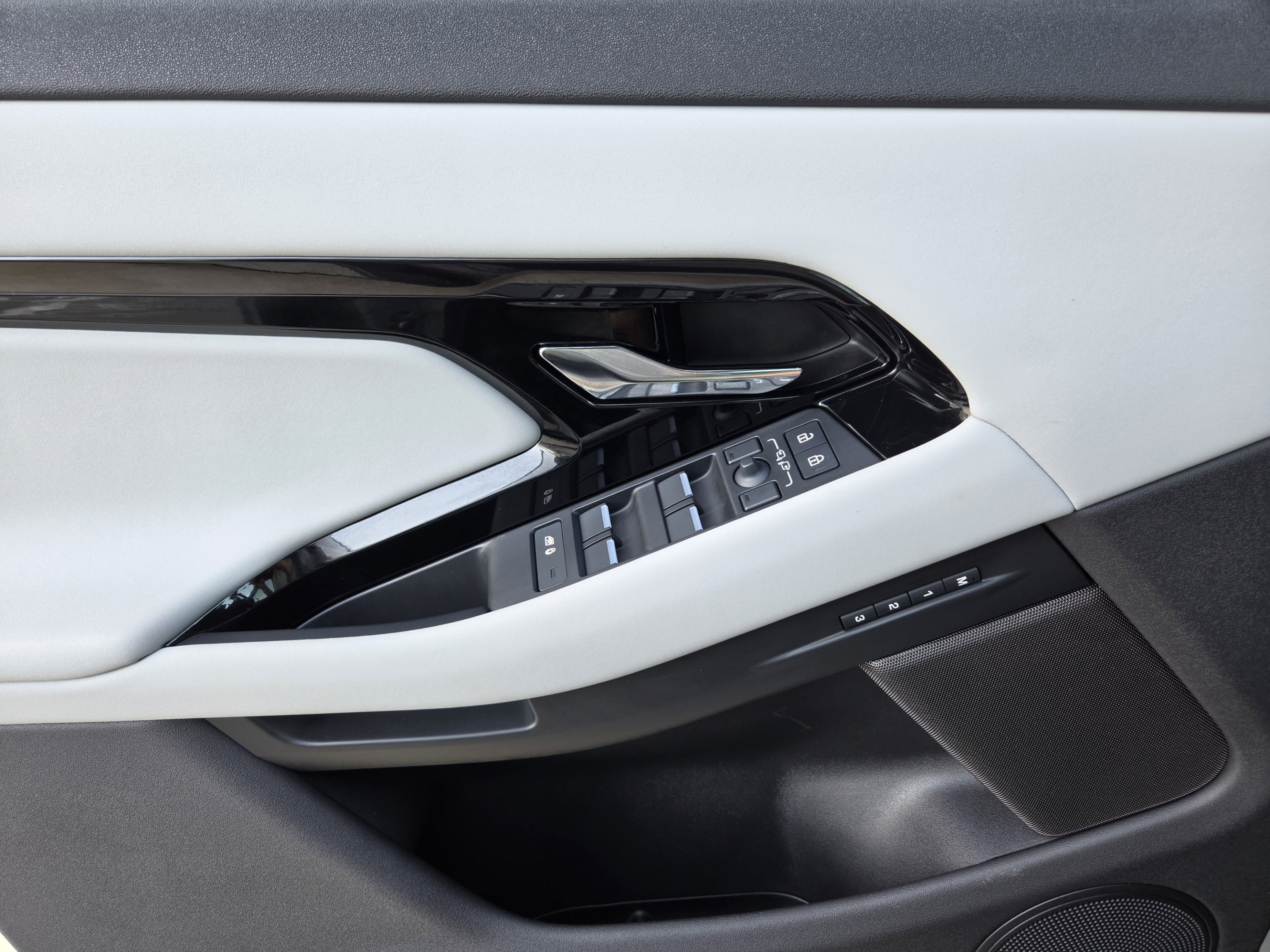 Certified 2026 Land Rover Range Rover Evoque Dynamic SE AWD/4WD image 18