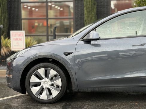 Used 2020 Tesla Model Y Long Range image 10