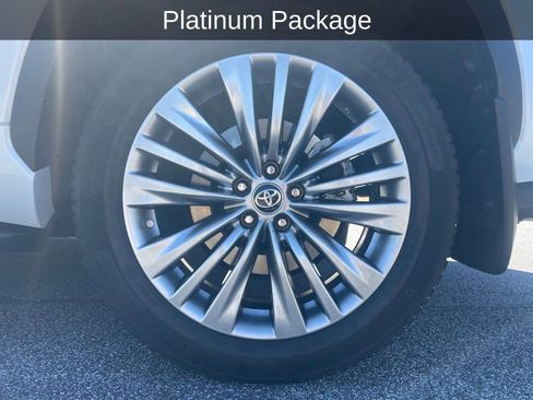 Used 2022 Toyota Highlander Platinum image 11