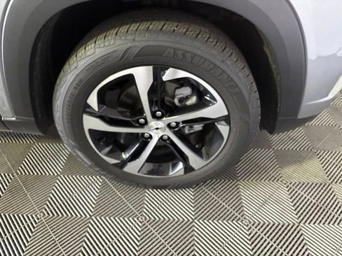 Used 2025 Chevrolet Trax RS w/ Driver Confidence Package FWD image 39