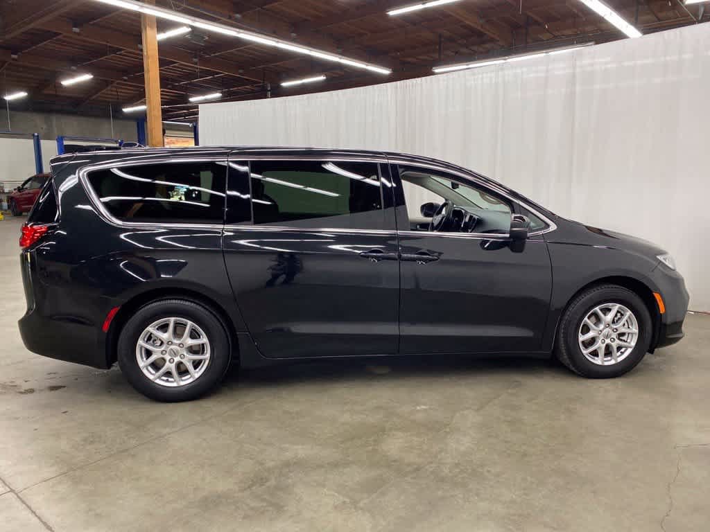 Used 2023 Chrysler Pacifica Touring-L FWD image 7