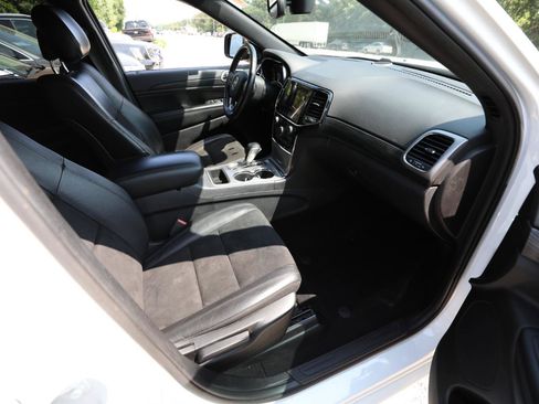 Used 2019 Jeep Grand Cherokee Altitude AWD/4WD image 12