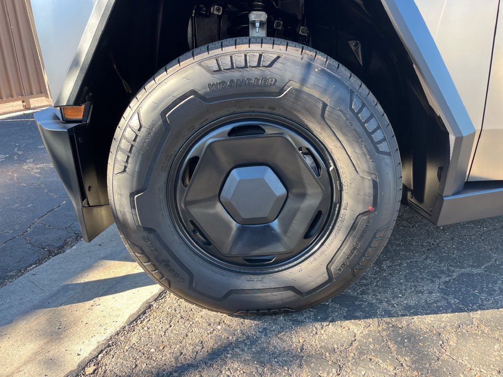 Used 2026 Tesla Cybertruck AWD Crew Cab image 27