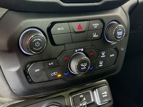 Used 2022 Jeep Renegade Latitude w/ Convenience Group image 16