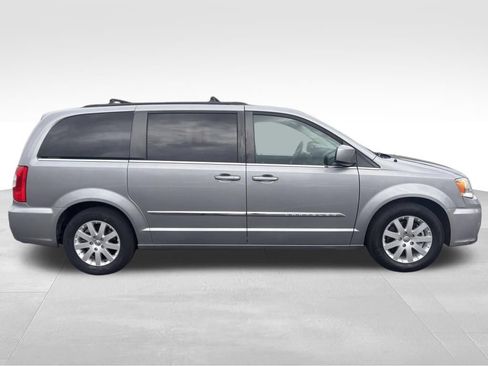 Used 2016 Chrysler Town & Country Touring FWD image 6