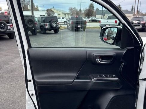 Used 2016 Toyota Tacoma TRD Off-Road w/ Towing Package image 9