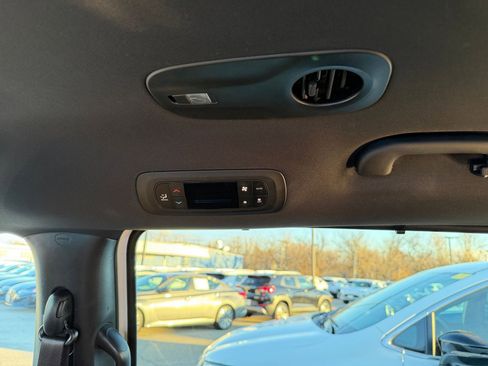 Used 2025 Chrysler Pacifica Select image 27