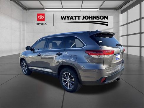Used 2018 Toyota Highlander XLE image 3