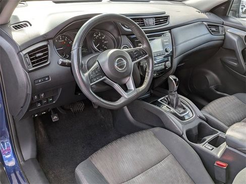 Used 2017 Nissan Rogue SV w/ SV Family Package image 17