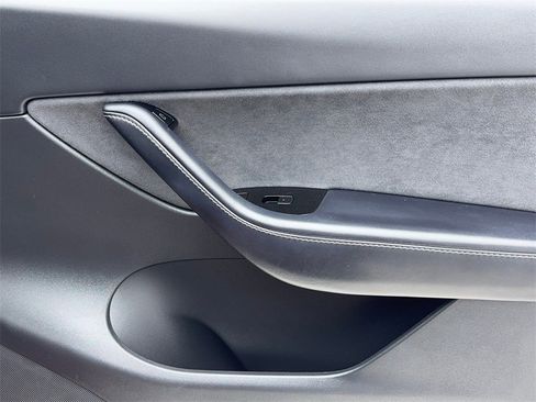 Used 2021 Tesla Model Y Long Range image 50