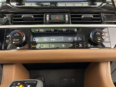 Used 2025 Nissan Pathfinder Platinum w/ Black Appearance Package FWD image 28