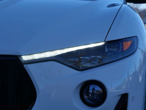 Used 2022 Maserati Levante Trofeo image 6