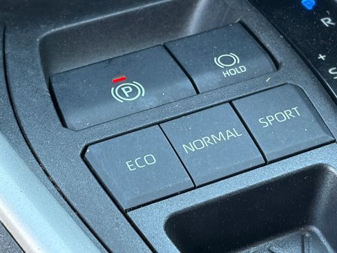 Used 2022 Toyota RAV4 LE FWD image 30
