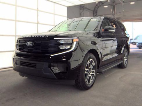 Used 2025 Ford Expedition Active AWD/4WD image 3