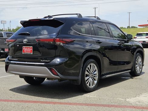Used 2024 Toyota Highlander Platinum FWD image 4