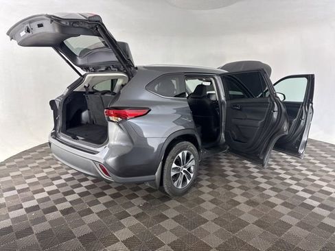 Used 2022 Toyota Highlander XLE image 18