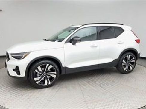 Certified 2025 Volvo XC40 B5 Plus w/ Protection Package Premier image 6
