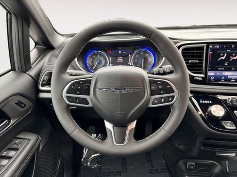 Used 2025 Chrysler Pacifica Select image 15