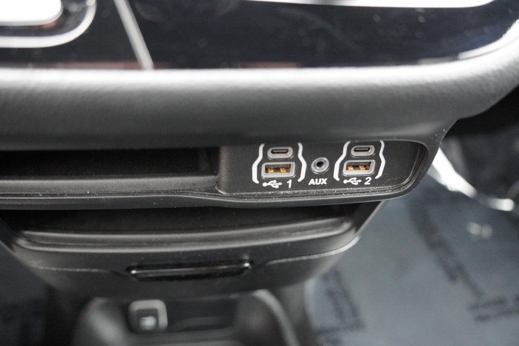 Used 2024 Chrysler Pacifica Limited FWD image 33