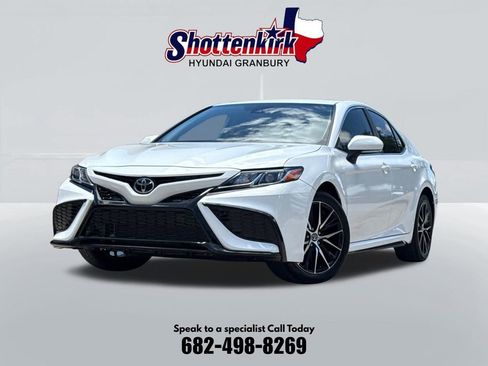 Used 2024 Toyota Camry SE FWD image 1