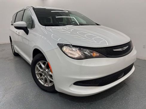 Used 2022 Chrysler Voyager LX FWD image 3