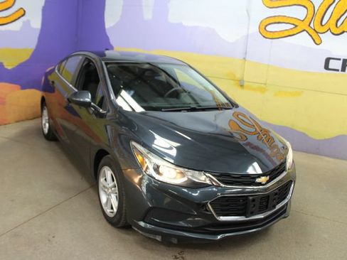 Used 2018 Chevrolet Cruze LT FWD image 2