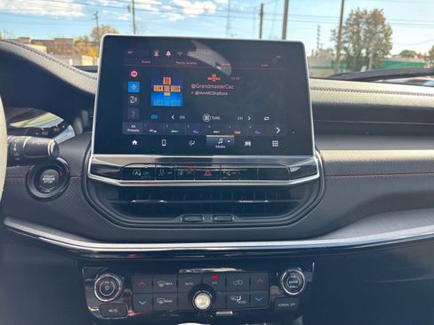 Used 2025 Jeep Compass Trailhawk image 18