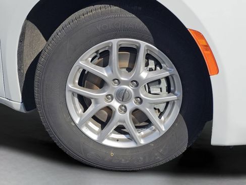 Used 2023 Chrysler Voyager LX FWD image 17