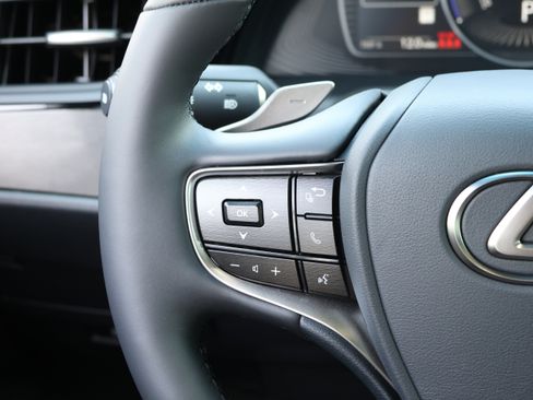 Used 2025 Lexus ES 300h w/ Premium Package FWD image 17