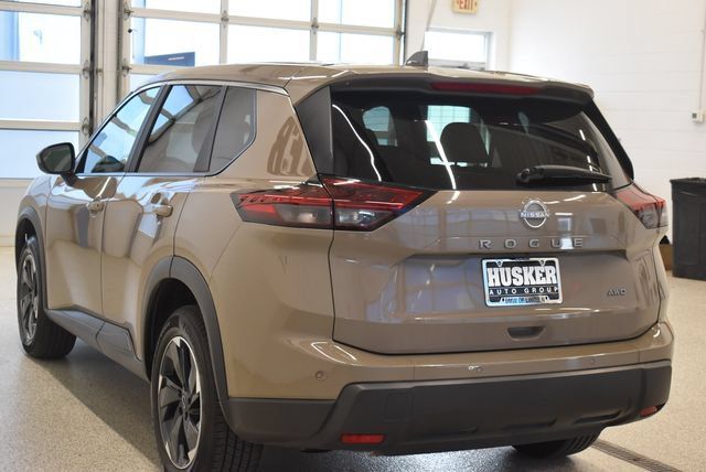 Used 2025 Nissan Rogue SV AWD/4WD image 10