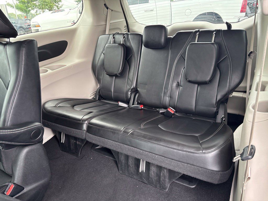 Used 2024 Chrysler Pacifica Limited FWD image 15