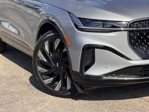 Used 2025 Lincoln Nautilus Reserve w/ Jet Appearance Package image 4