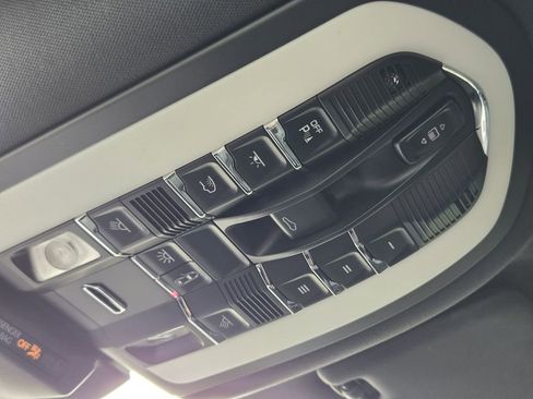 Used 2024 Porsche Macan AWD/4WD image 33