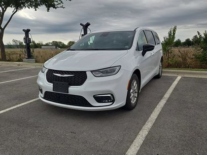 Used 2025 Chrysler Pacifica Select