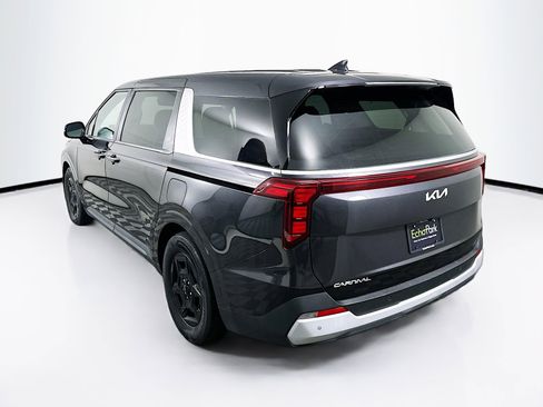 Used 2025 Kia Carnival FWD image 5