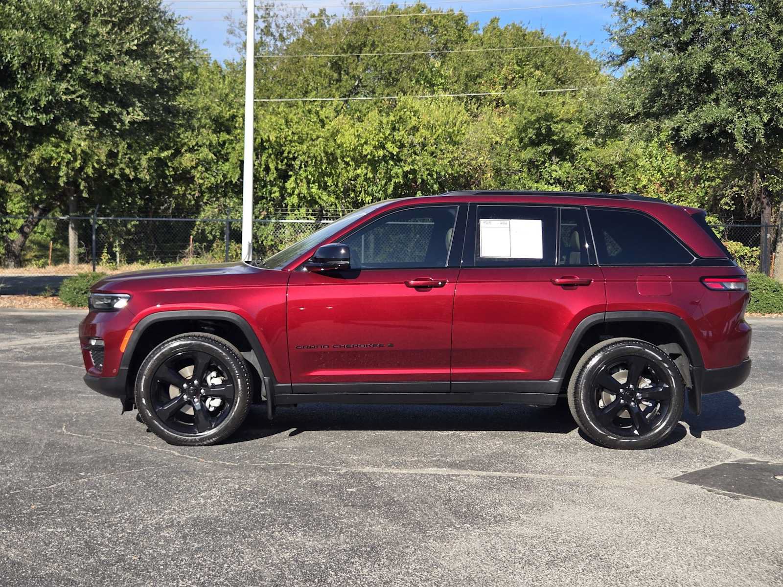 Used 2025 Jeep Grand Cherokee Limited w/ Luxury Tech Group II AWD/4WD image 4