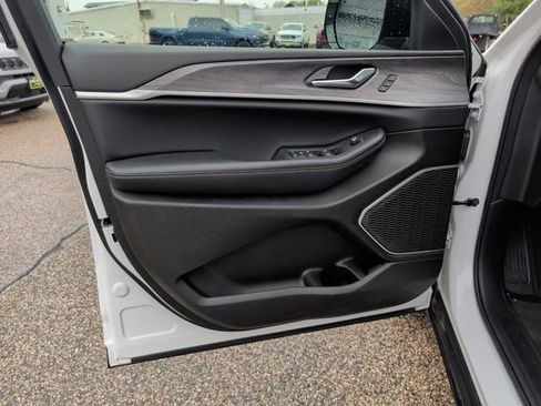 Used 2025 Jeep Grand Cherokee Limited w/ Black Appearance Package AWD/4WD image 14