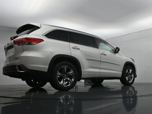 Used 2019 Toyota Highlander AWD V6 image 23