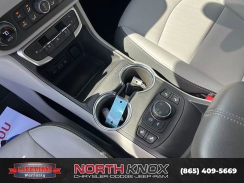 Used 2024 GMC Terrain SLT image 10