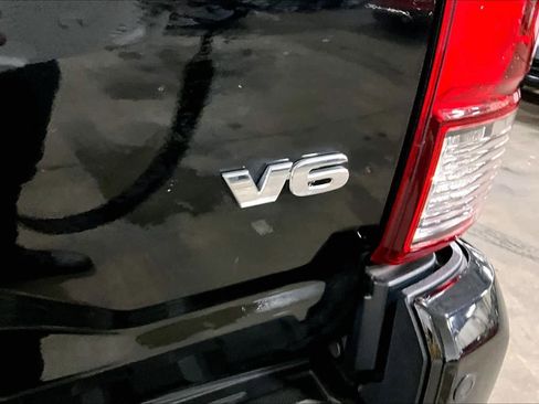 Used 2018 Toyota Tacoma TRD Off-Road w/ Technology Package image 10