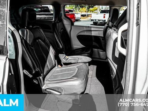 Used 2019 Chrysler Pacifica Touring-L image 25