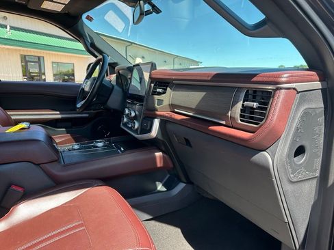 Used 2024 Ford Expedition Limited AWD/4WD image 31