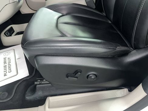 Used 2023 Chrysler Pacifica Touring-L image 14