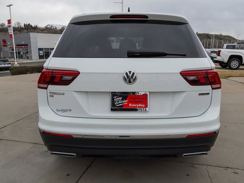 Used 2021 Volkswagen Tiguan SE w/ Panoramic Sunroof Package image 7