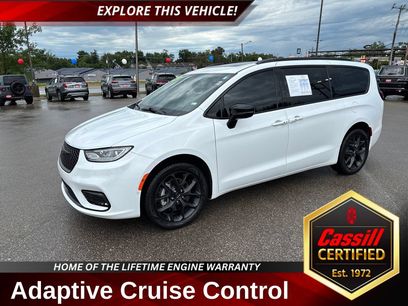 Used 2023 Chrysler Pacifica Limited w/ Uconnect Theater Family Group